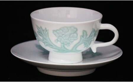 A350-2 人間国宝 井上萬二作 白磁緑釉牡丹彫文紅茶碗