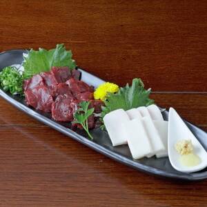 [馬刺し]熊本直送 二種盛り ブロック肉 赤身100g・コーネ100g 合計200gセット(美里町)_肉 馬肉 うま 桜肉_[配送不可地域:離島]