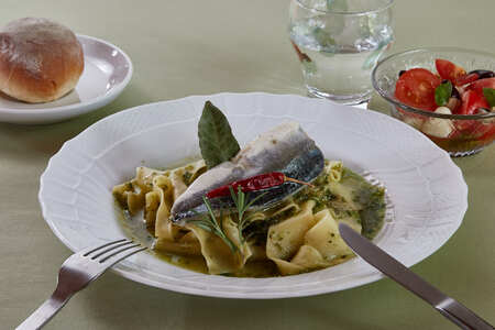 [屋久島パスタラボ]屋久島産バジルとにんにくのジェノベーゼ 飛び魚のコンフィ添え[一人前]