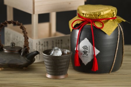 [黒糖焼酎]俊寛 (30度・1800ml・壺入り)[喜界島酒造]