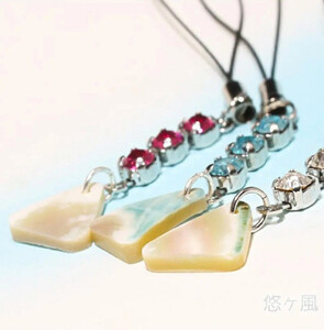 [ピンク]悠ヶ風の夜光貝[3連ラインストーンストラップ]