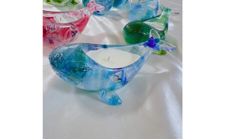 くじらキャンドル 琉球ガラス使用 レモングラスの香り(沖縄県那覇市 就労継続支援B型事業所ぽかぽか pokapokacandle)