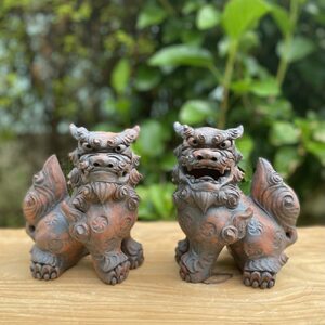 お座りシーサー (対・黒) 沖縄土産 雑貨 シーサー 玄関 置物 沖縄市 / てぃーち工房[BCBA006-02]
