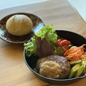 自家製ハンバーグ (2人前) ハンバーグ 肉 冷凍 惣菜 ギフト 沖縄市 / みやんち STUDIO&COFFEE[BCCX011]