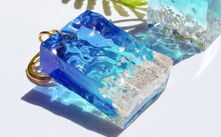 レジンアート 『海のかけらキーホルダー』 長方形 ブルー × ターコイズ [沖縄の星の砂入り] キーホルダー レジンアート 海 雑貨 おしゃれ 沖縄市 / Kays Artistry[BCAG023]