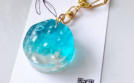 レジンアート 『海のかけらキーホルダー』 丸型 アクアブルー [沖縄の星の砂入り]キーホルダー レジンアート 海 雑貨 おしゃれ 沖縄市 / Kays Artistry[BCAG025]