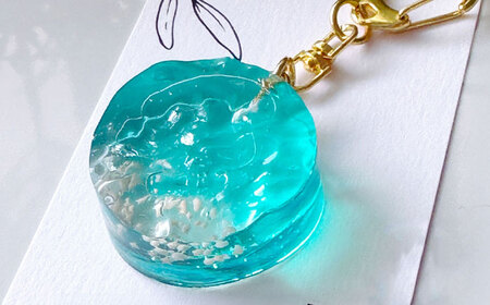 レジンアート 『海のかけらキーホルダー』 丸型 ターコイズ [沖縄の星の砂入り]キーホルダー レジンアート 海 雑貨 おしゃれ 沖縄市 / Kays Artistry[BCAG026]