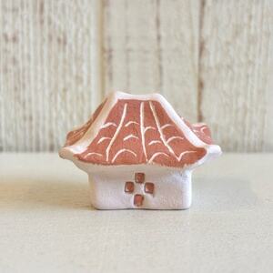 [やちむん・焼き物]ミンサー柄入り陶器 赤瓦屋根オブジェ