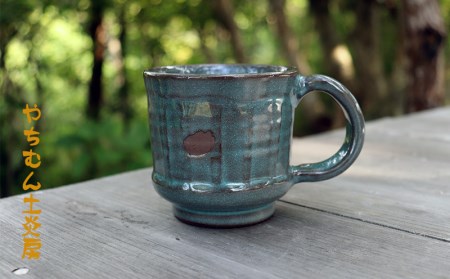 久米島の土100%で制作！久米島ブルーグリーンのマグカップ やちむん 焼き物 沖縄 うちなー 自然 文化 カルチャー 琉球 窯 赤土 食器 インテリア 手作業 陶器 陶芸 ブレンド 配合 工房 赤瓦 絶景