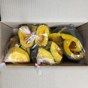 [秋の味覚]青森県産かぼちゃ 2種(メルヘン・雪化粧) 2kg(各1kg) カット済み[配送不可地域:離島]