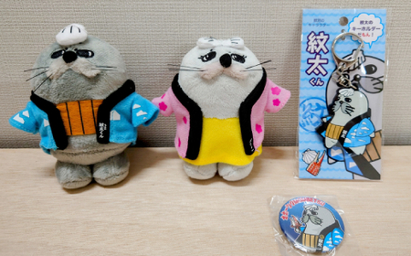 ゆるキャラ紋太・べつこグッズ(ぬいぐるみ小×2、PVCキーチェーン、缶バッジ)