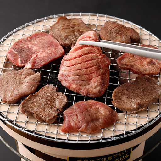 国産牛タン 300g 仙台 国産 牛タン 黒タン 牛肉 焼き肉 塩味 国産牛 宮城 牛たん タン タン塩 焼肉 冷凍 [有限会社佐藤精肉店]ta644