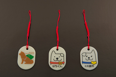 30P7304[防災用品]光る「はちくん・秋田犬の里」ストラップ3個セット