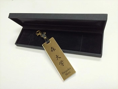 [オーダーメイド]箱入りネームプレート アクリルミラーゴールド [金色オリジナル プレゼント 名入り ゴルフ コンペ]