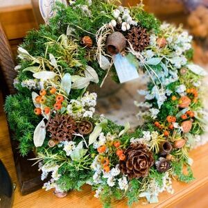 【11月下旬以降発送開始・数量限定】常緑樹の香りあふれるクリスマスリース【配送不可地域：離島】【1637756】