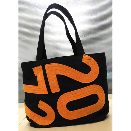 [競走馬調教用ゼッケン使用:ゼッケンバッグ] 舟形トート[2-黒色ゼッケン×橙文字]