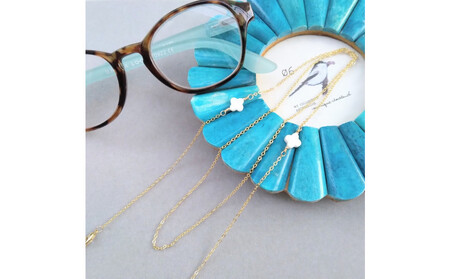 シェル 四つ葉 14KGF メガネチェーン フラワーモチーフ アレルギー対応 白蝶貝 天然石 シンプル ギフト