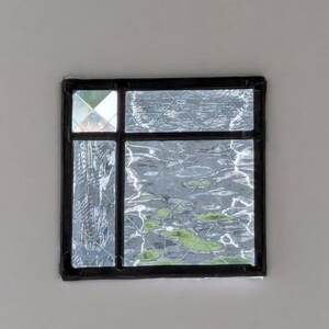 ステンドグラスの小さなパネル(四角グレー)