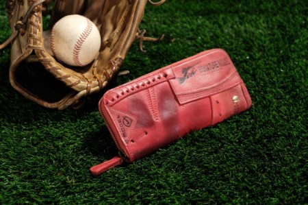 [ラウンドファスナー長財布]思い出の詰まった野球グラブからつくる「野球財布(ヤキュウウォレット)」