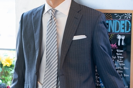 [受注生産]匠の技術で織り上げるシルク100%のマルチストライプネクタイ(シルバーグレー)