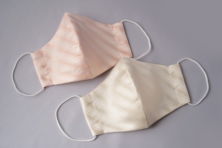 【受注生産】匠の技術で織り上げる美しいシルクマスク（抗菌）2枚セット（マルチストライプ　サーモンピンク&アイボリー）
