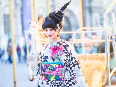 (Lサイズ)新進気鋭の着物デザイナー・重宗玉緒プレタ着物「鳩柄振袖(黒)」