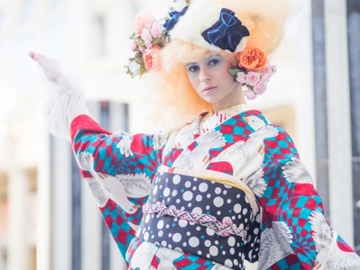 (Lサイズ)新進気鋭の着物デザイナー・重宗玉緒プレタ着物「鳩柄小紋(赤×青緑)」