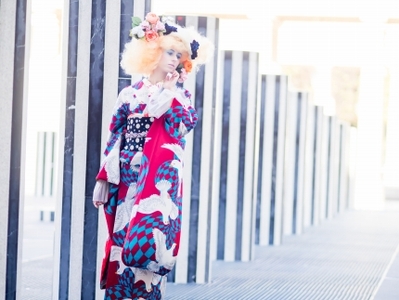 (Lサイズ)新進気鋭の着物デザイナー・重宗玉緒プレタ着物「鳩柄振袖(赤×青緑)」