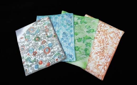 世界に一つだけのグラデーションを楽しめる「型染め大判チーフ」（4色セット）