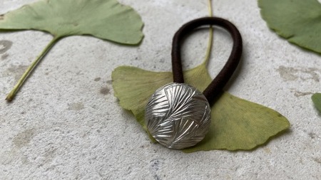 イチョウをモチーフにしたシルバー925製ヘアゴム