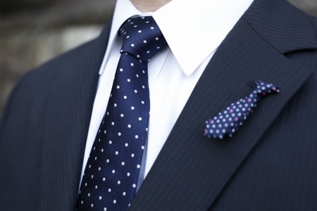 シルク100%のネクタイ&「p-Tie」(ネクタイ型ピンバッジ)セット(ネイビー)