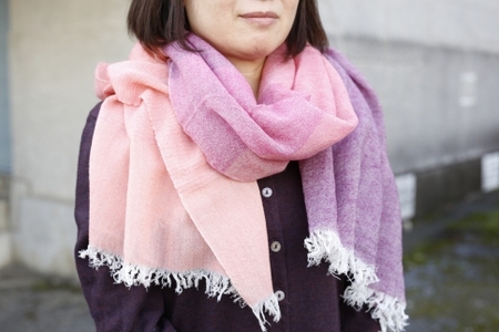 グラデーションが美しくあたかかいウールストール「茜高尾」