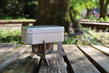 安定感抜群のメスティン専用調理台 M8ストーブ