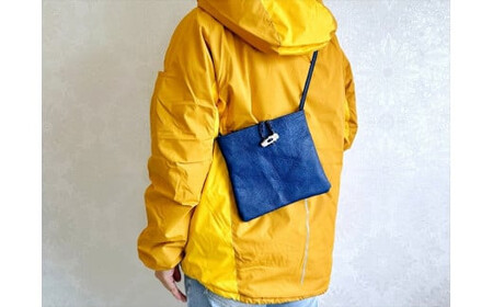 鹿の角ボタンのウォーカーズサコッシュ(ブルー)【 神奈川県 小田原市  サコッシュ サコッシュ】