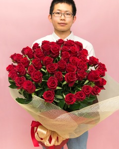 [記念日に届くお花シリーズ]赤バラの花束 50本「いつまでもつづく、恒久の愛」