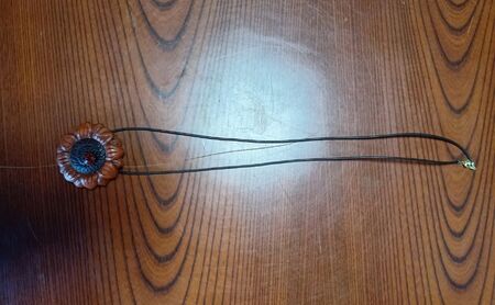 鎌倉彫 ペンダント 1個 ネックレス 漆塗り 伝統工芸品 アクセサリー 和装小物 贈り物 ギフト プレゼント お祝い 漆 彫刻 花柄 手作り ハンドメイド 上品 和モダン 工芸 漆器 首飾り ファッション お取り寄せ ご当地 送料無料 神奈川県 逗子市