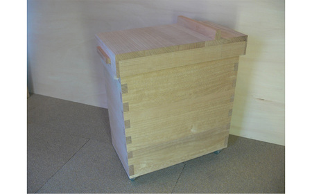 総国産桐材で作った跳上式蓋 桐米びつ 30kg入[サイズ:W28cm×D51cm×H59cm]重さ約5kg 高機密の米びつ 防湿効果 キッチン用品 加茂市 高橋芳郎タンス店