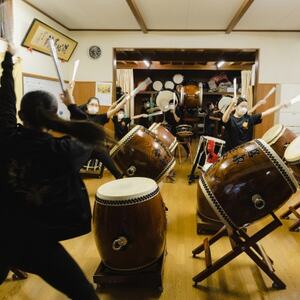 [楽土庵宿泊+越中いさみ太鼓見学付き]紙の部屋、夕朝食付き(スペシャルディナー)ペア宿泊券