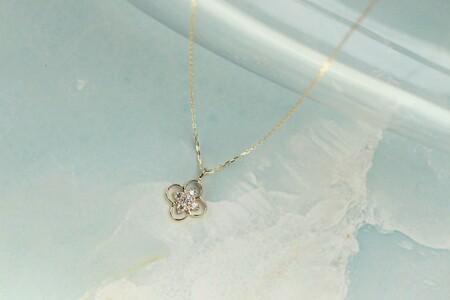 [K18イエローゴールド ダイヤモンドネックレス]フラワーデザインネックレス/