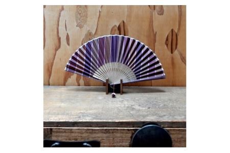 [杉山江見堂]途絶えた伝統復活「甲斐絹扇子」紫縞