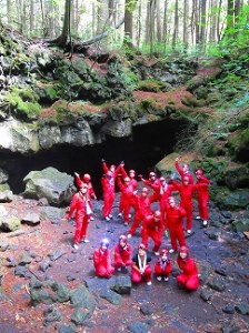 富士山の噴火でできた「青木ヶ原樹海」の溶岩洞窟を探検!