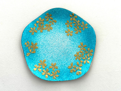 銀張り七宝梅花型 金彩桜 アロマスト―ンプレート 緑青/赤羽七宝舎[87-05GB]