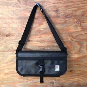 11-59BK　【SUWAプレミアム】FIRE HOSE PRODUCTS　ボディバッグ　ブラック（L）（パイピングカラー：黒）／バッグ ななめ ショルダー ブラック レディース メンズ 信州 諏訪