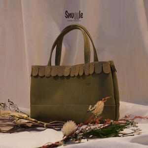 [4色展開]ラッフルトート(M)革小物 ハンドメイド 手縫い 一点物 革カバン トートバッグ レザートート スナッグルレザー 枯葉