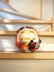 つまみ細工風 華だるま(着物などの古布クラフト デコレーションだるま 体高13センチ)