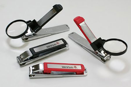  関兼常 大きなレンズ付 ルーペ付きツメキリ[赤黒]ペアセット(KC-053) 〜爪先が見えやすい 拡大 ルーペ 虫眼鏡 爪切り つめきり 足爪 2個 関の刃物〜