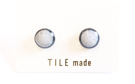 [美濃焼] 白むら タイル ピアス 直径10mm 瑞浪市 / TILEmade タイル アクセサリー ハンドメイド [AZCD064]