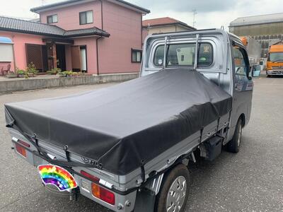 漆黒の軽トラックシート 雨が流れ落ちるスロープ型