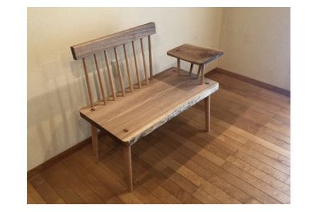 [294001]自然な風合いを残した手作りの木のベンチ「ホールベンチ」