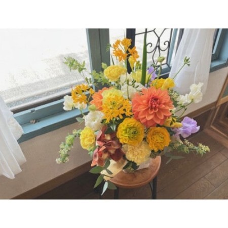 季節を感じる生花のアレンジメント[暖色系][配送不可地域:離島]